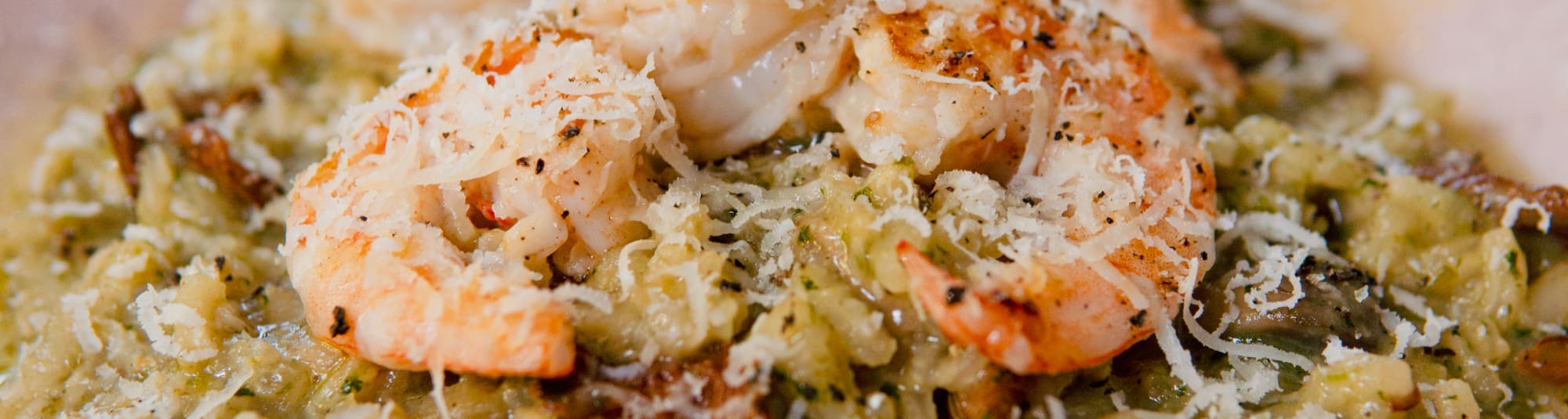 Arroz tres delicias con salsa de espinacas y queso