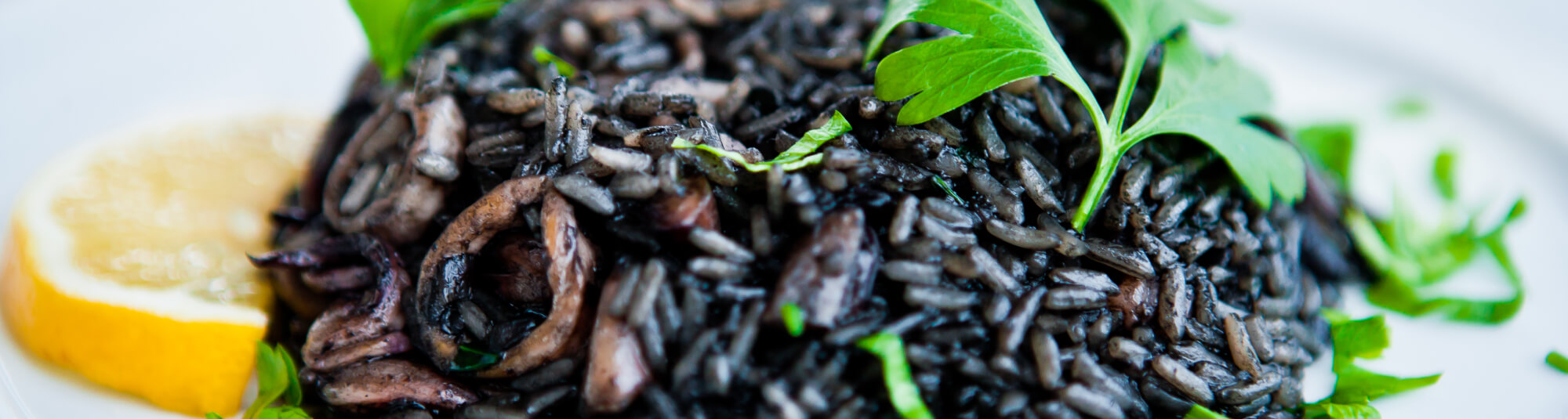 Arroz negro con langostinos y calamares