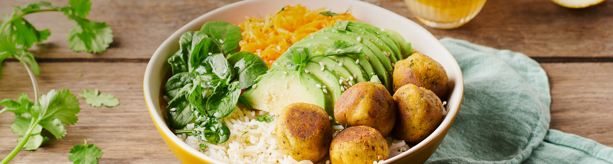 Arroz blanco  con espinacas, falafel y aguacate