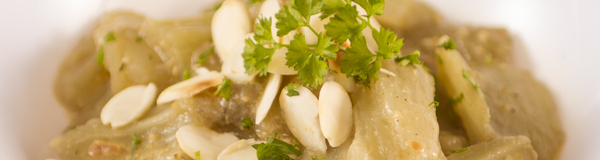 Cardo con Salsa de Almendras