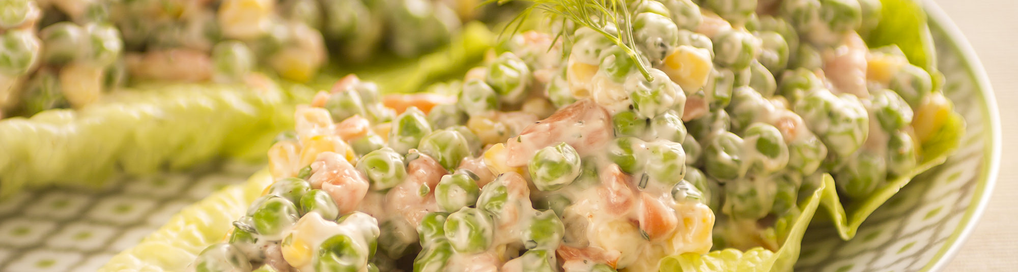 Ensalada de pescado ahumado con guisantes