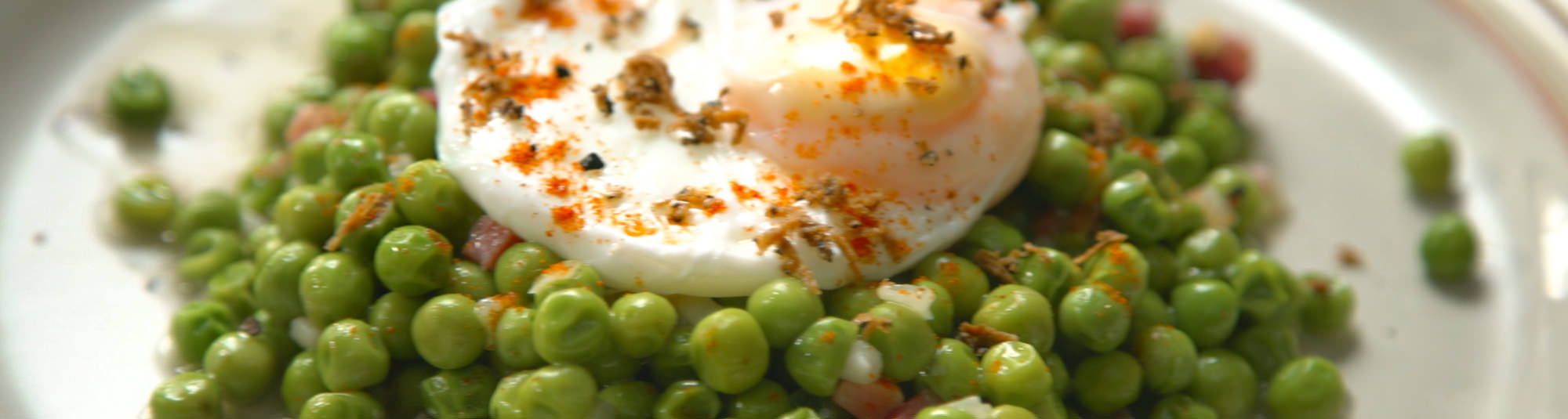 Receta de guisantes con huevo, jamón y trufas
