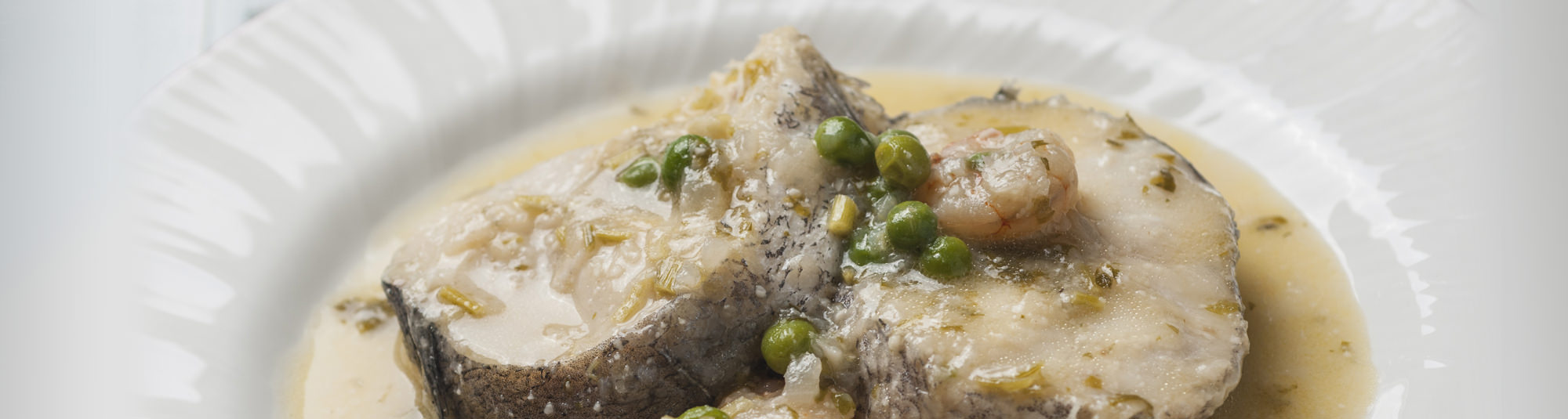 Merluza con guisantes y gambas