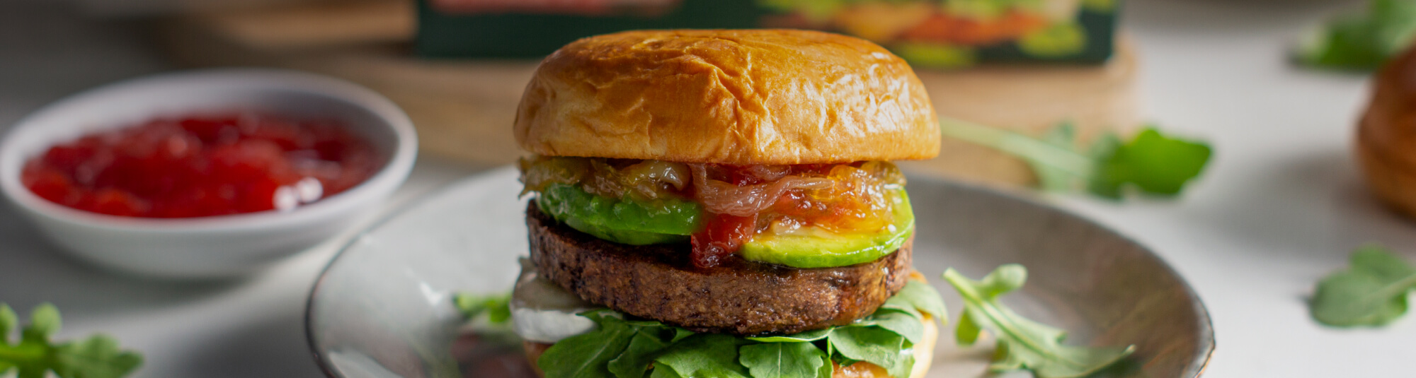 Hamburguesa con queso de cabra y cebolla caramelizada