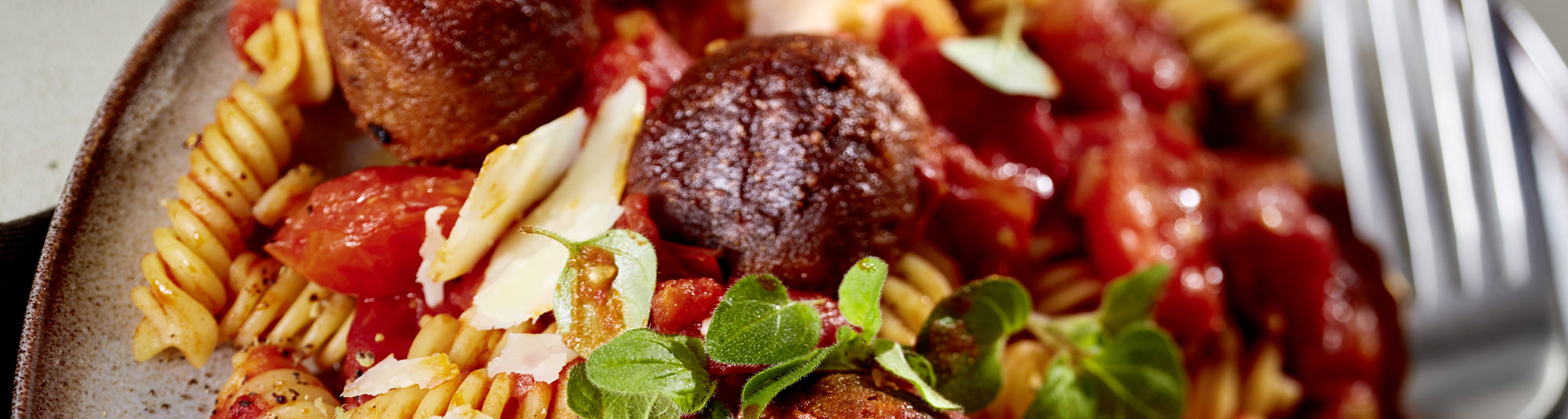 Pasta con albóndigas veganas en salsa de tomate