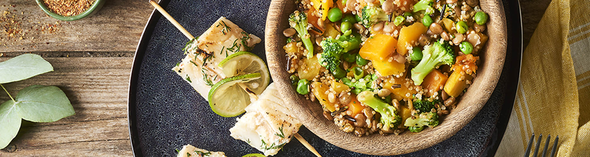 Bowl de quinoa con brochetas de bacalao