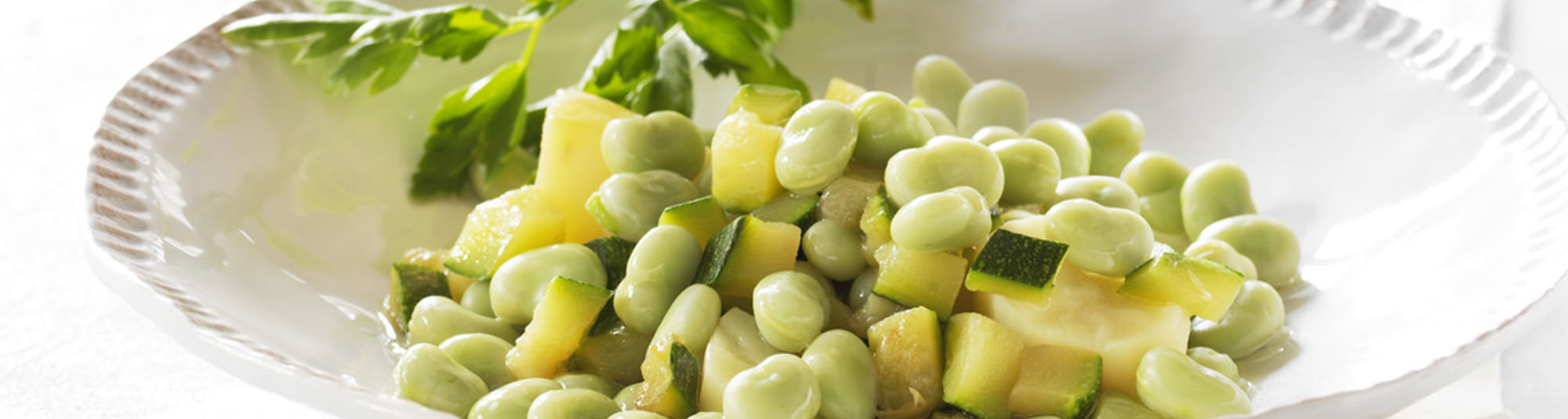 Habas con calabacín y salsa de limón