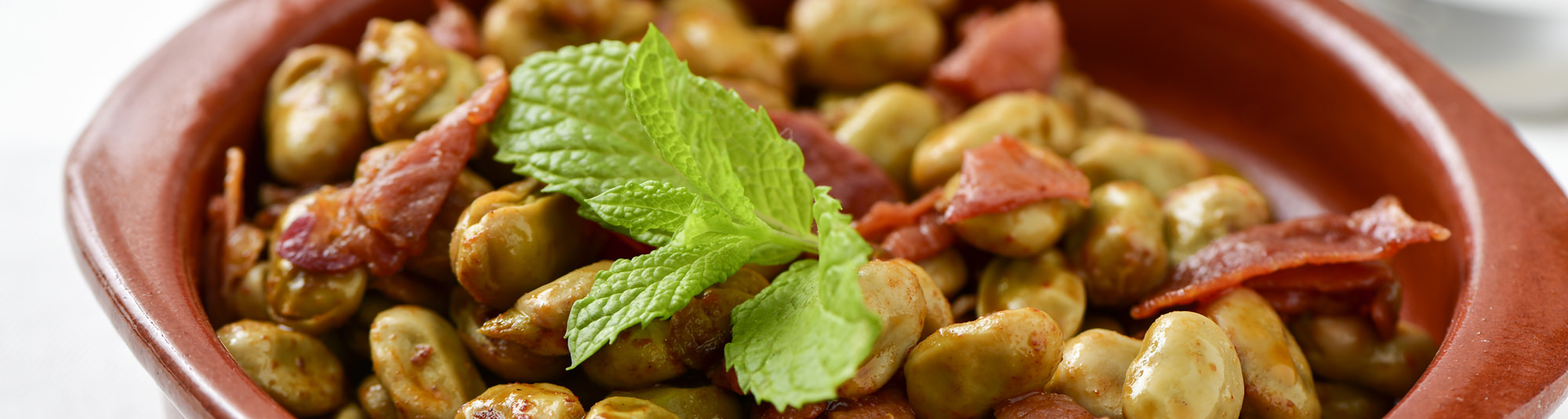 Receta de habas fritas con cebolla y jamón