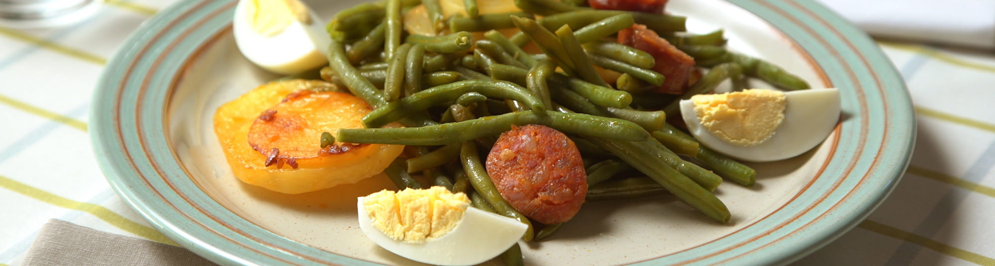 Receta de judías verdes con chorizo, patatas y huevo