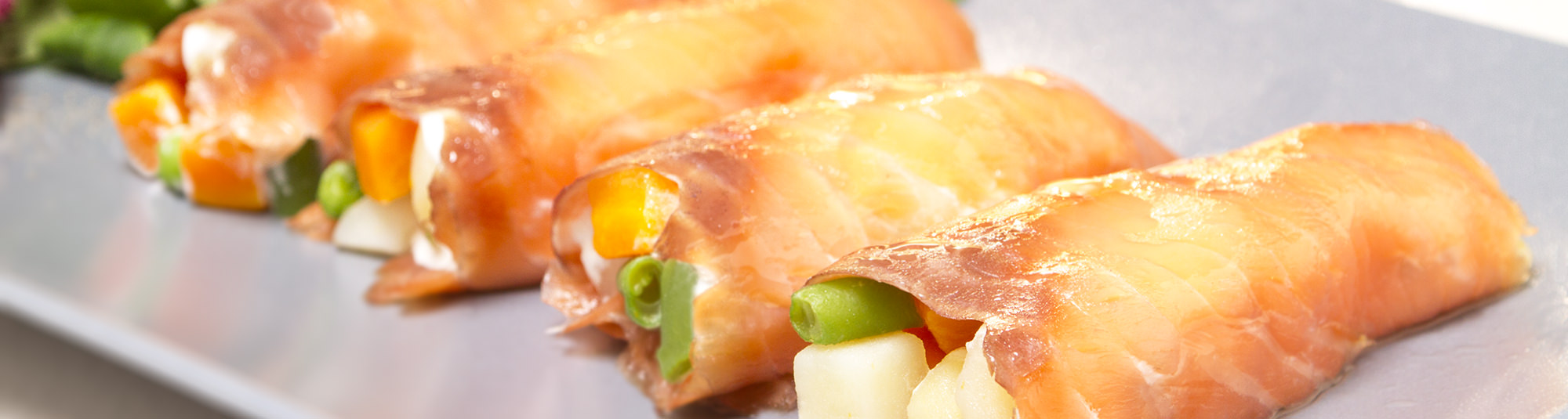 Receta de rollitos de salmón ahumado rellenos de ensaladilla