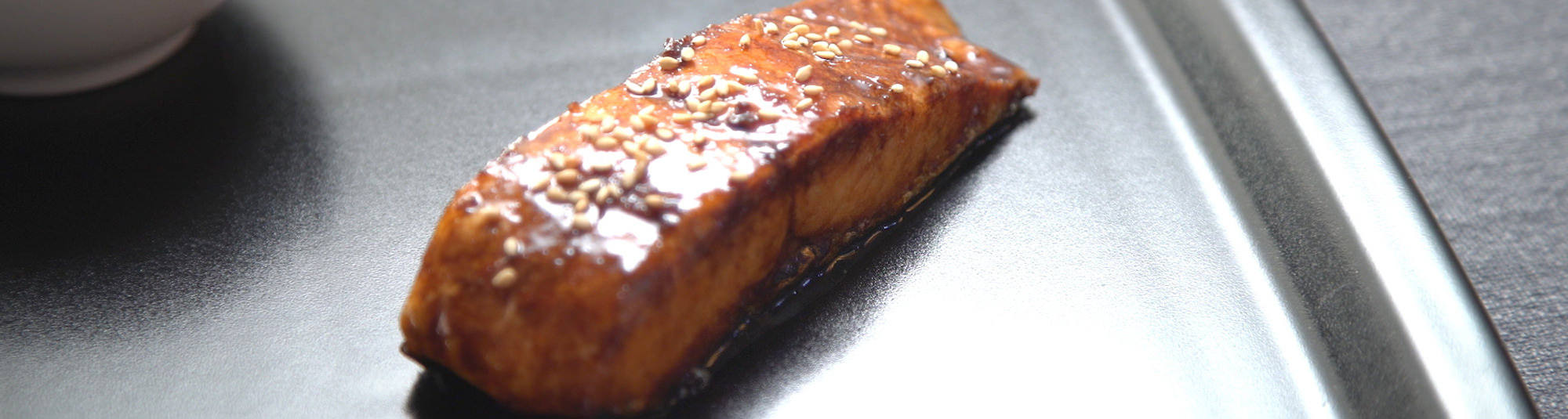 Salmón con Salsa Teriyaki y Sésamo