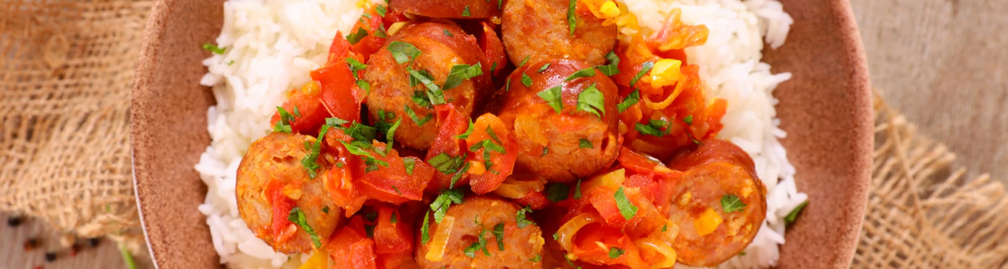 Salchichas veganas a la parrilla con arroz